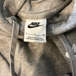 Selling gray nike sweatshirt size : small only worn maybe 1 time